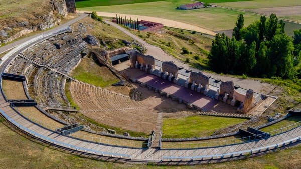 El Festival de Verano de Clunia transforma el histórico teatro romano en un bullicioso foro cultural