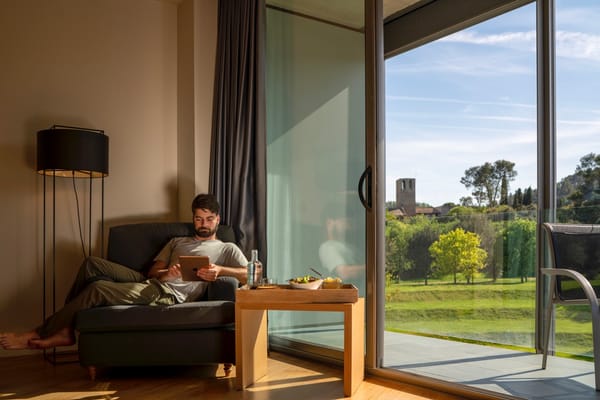 Món Sant Benet: un hotel entre el medievo y el modernismo