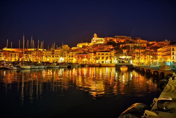 Dalt Vila: entre murallas, el mar y estrellas