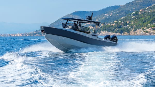 TYKUN X: potencia militar y elegancia italiana en un chase boat de 55 nudos