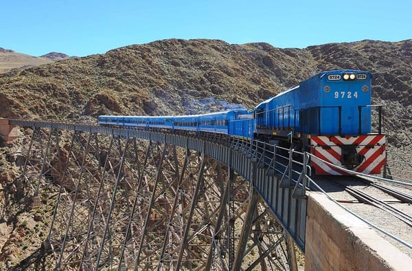 Cinco trenes imposibles que te darán mucho vértigo