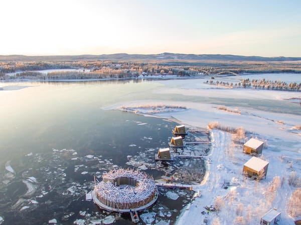 Arctic Bath, un hotel flotante en la Laponia sueca