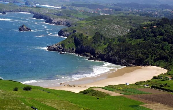 Los pueblos con playa más bonitos para despedir la primavera