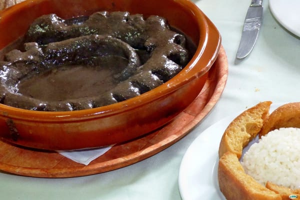 Manitas, criadillas o lamprea: así reacciona un extranjero ante nuestra gastronomía más curiosa