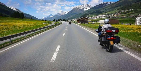 ¿Qué debes comprobar en tu moto antes de un viaje largo?